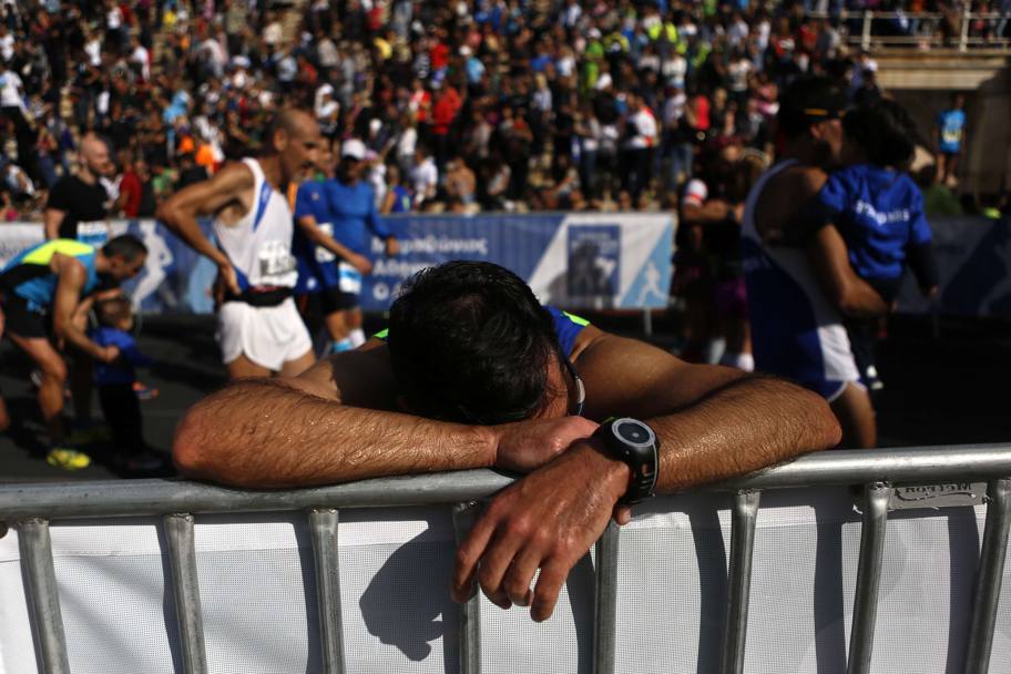 La stanchezza degli atleti all’arrivo della maratona di Atene (Reuters)